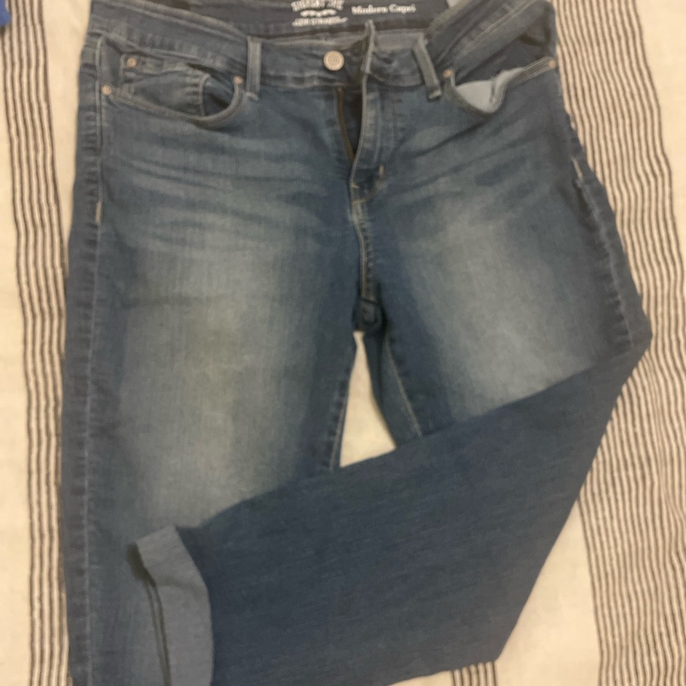 Levi’s size 8 medium wash modern capri